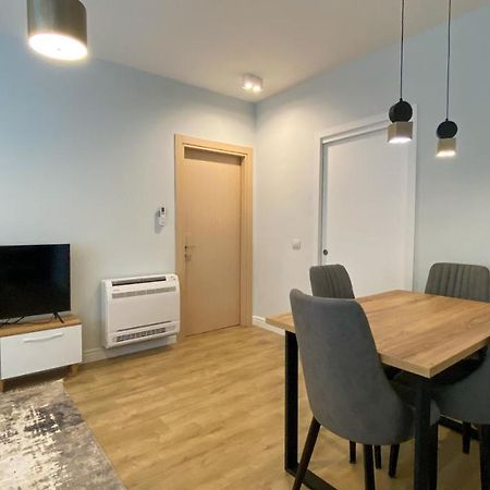 Centrally Located Glamorous Bright Apt Near Bazaar ティラナ エクステリア 写真