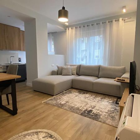 Centrally Located Glamorous Bright Apt Near Bazaar ティラナ エクステリア 写真