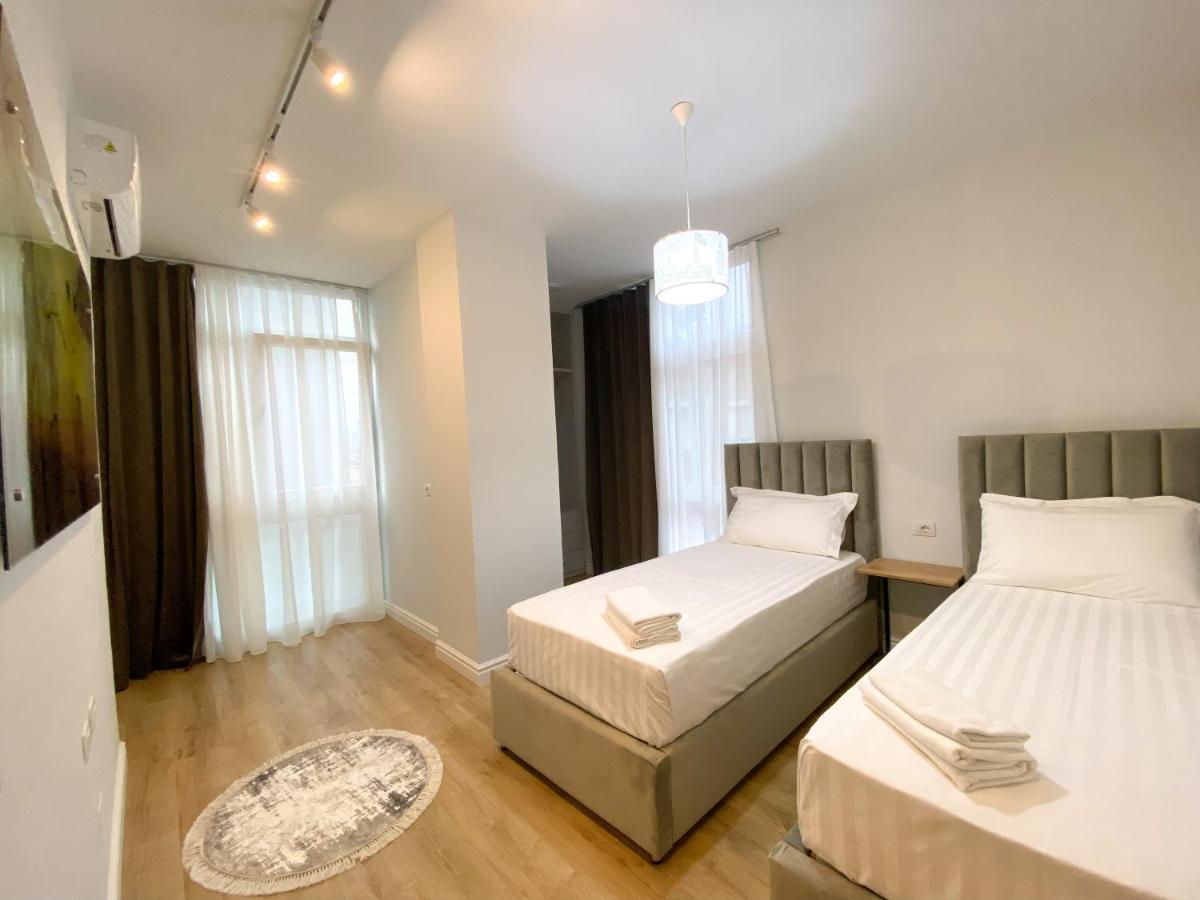 Centrally Located Glamorous Bright Apt Near Bazaar ティラナ エクステリア 写真