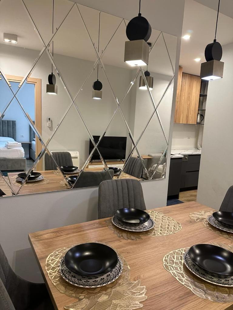 Centrally Located Glamorous Bright Apt Near Bazaar ティラナ エクステリア 写真