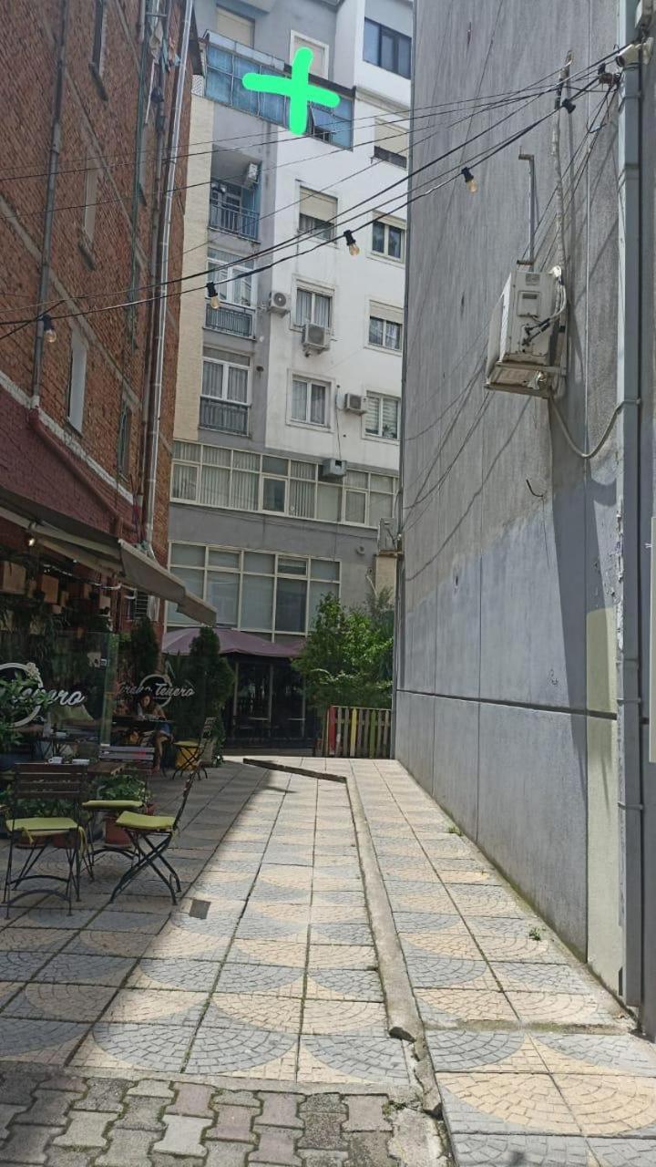 Centrally Located Glamorous Bright Apt Near Bazaar ティラナ エクステリア 写真